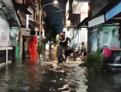 Rumah Pompa Tidak Berfungsi, Banjir Menggenangi Jembatan Gantung RW. 08 Kedaung Kaliangke Jakarta Barat