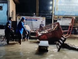 Petugas Sudin SDA Jakarta Barat Gerak Cepat Atasi Banjir di Jembatan Gantung RW 08