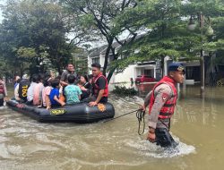 Banjir Sedalam Dada Orang Dewasa Rendam Duren Village, 60 warga Dievakuasi Termasuk Balita