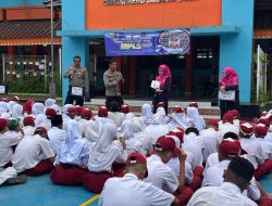 Kanit Binmas Polsek Cengkareng, Ipda Tono, dan Bhabinkamtibmas Kel. Duri Kosambi Aipda Achmad Haris, Berikan Edukasi ke Siswa/I SMPN 176 Jakarta