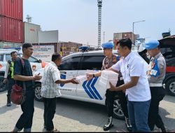 Sipropam Polres Pelabuhan Tanjung Priok Gelar Jum’at Berkah, Bagikan Puluhan Paket Makanan kepada Jamaah Masjid