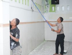 Polres Metro Jakarta Utara dan Polsek Kelapa Gading Bersihkan Musholla SMAN 72 Pasca Ledakan