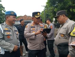 Cegah Penyimpangan Perilaku Anggota, Kapolsek Purwakarta Kota Periksa Handphone Personel