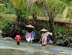 Miris !!! Tanpa Jembatan Penghubung, Warga dan Anak Sekolah, Terpaksa Harus Seberangi Sungai untuk Berangkat ke Sekolah