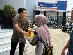 Wujud Kepedulian, BRI Karawang Bagikan Paket Makanan Lewat Program Jumat Berkah
