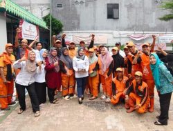 Kebersamaan di Jembatan Besi: RT, RW, dan PPSU Beri Kejutan Ulang Tahun untuk Sekretaris Kelurahan