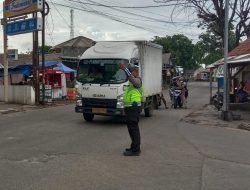 Polsek Kronjo Gelar Strong Point Sore Atur Lalu Lintas