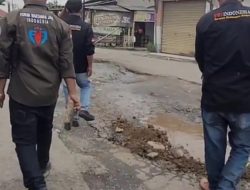 FWJ Indonesia Korwil Kabupaten Bekasi Aksi Sosial Babat Ilalang dan Perbaikan Jalan Rusak