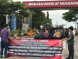 Massa Koalisi Mahasiswa Hukum Nusantara (KMHN) Mendesak adanya Transparansi dan Penjelasan Secara Resmi dari Bea Cukai Marunda