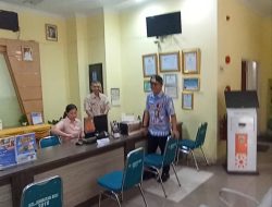 Tak Kenal Lelah..!!Camat Tambora Rutin Berkantor di Kelurahan dan Sekretariat RW, Wujudkan Pelayanan Jemput Bola untuk Masyarakat