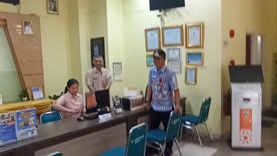 Tak Kenal Lelah..!!Camat Tambora Rutin Berkantor di Kelurahan dan Sekretariat RW, Wujudkan Pelayanan Jemput Bola untuk Masyarakat